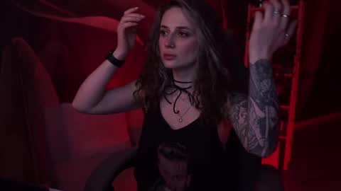 Snapshot of oliviamcclean chatting on 11/05/25, 02:44 Liv online show from 11/05/25, 02:44