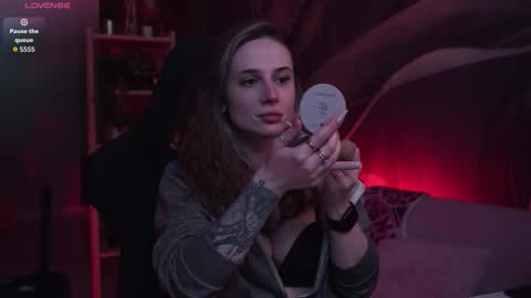 Snapshot of oliviamcclean chatting on 11/22/25, 06:23 Liv online show from 11/22/25, 06:23