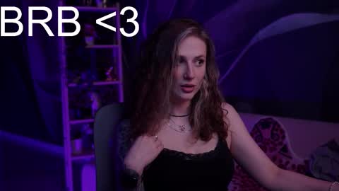 Snapshot of oliviamcclean chatting on 11/23/25, 05:29 Liv online show from 11/23/25, 05:29