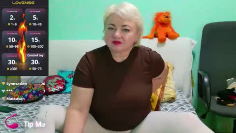 oliviaparadise online show from 11/17/25, 03:56