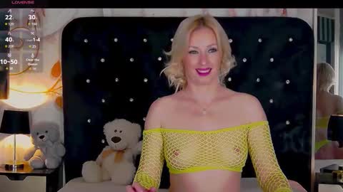 Snapshot of oliviashaw23 chatting on 10/21/25, 10:10 Olivia online show from 10/21/25, 10:10