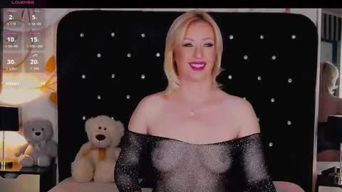 Snapshot of oliviashaw23 chatting on 11/07/25, 10:43 Olivia online show from 11/07/25, 10:43