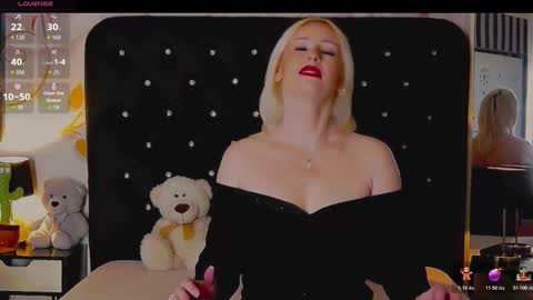 Snapshot of oliviashaw23 chatting on 12/13/25, 09:42 Olivia online show from 12/13/25, 09:42