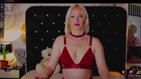 Snapshot of oliviashaw23 chatting on 12/14/25, 09:08 Olivia online show from 12/14/25, 09:08