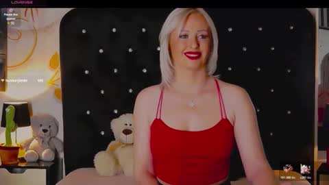 Snapshot of oliviashaw23 chatting on 12/20/25, 10:28 Olivia online show from 12/20/25, 10:28