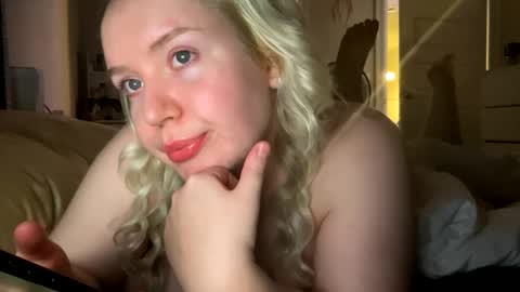 Snapshot of oliviaskies chatting on 09/29/25, 04:50 Olivia baby  online show from 09/29/25, 04:50