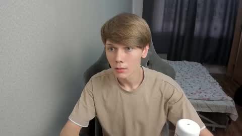 Snapshot of olvr_zoolander chatting on 03/06/26, 01:18 Oliver and Mira online show from 03/06/26, 01:18