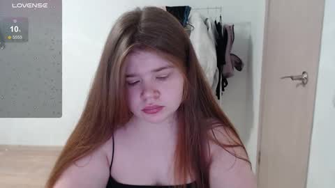 Snapshot of omellyoo chatting on 12/23/25, 10:24 MellY online show from 12/23/25, 10:24