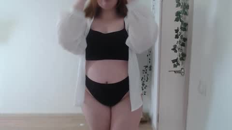 Snapshot of omellyoo chatting on 03/11/26, 10:10 MellY online show from 03/11/26, 10:10