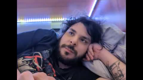 Snapshot of onecrew1 chatting on 09/19/25, 12:17 onecrew1 online show from 09/19/25, 12:17