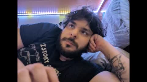 Snapshot of onecrew1 chatting on 09/20/25, 01:01 onecrew1 online show from 09/20/25, 01:01