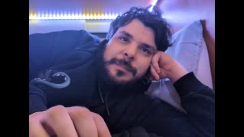 Snapshot of onecrew1 chatting on 11/01/25, 01:35 onecrew1 online show from 11/01/25, 01:35