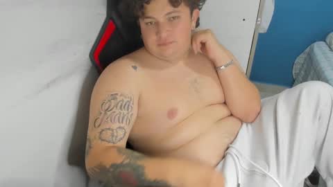 Snapshot of onewhiteboichub chatting on 11/14/25, 02:32 Andres INDEPENDENT MODEL online show from 11/14/25, 02:32