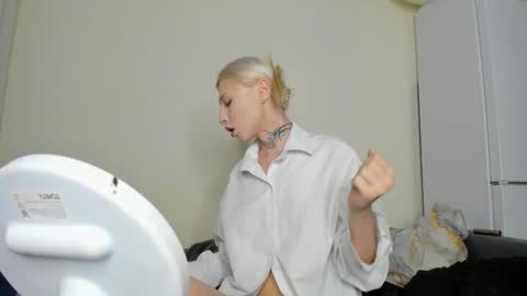 Iva online show from 11/11/25, 02:28