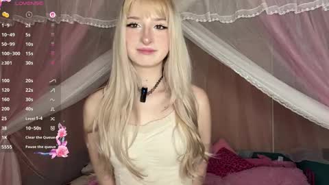 Snapshot of onlyeva1 chatting on 04/15/26, 10:11 Eva online show from 04/15/26, 10:11