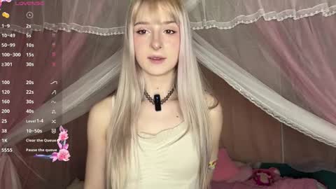 Snapshot of onlyeva1 chatting on 04/19/26, 07:29 Eva online show from 04/19/26, 07:29