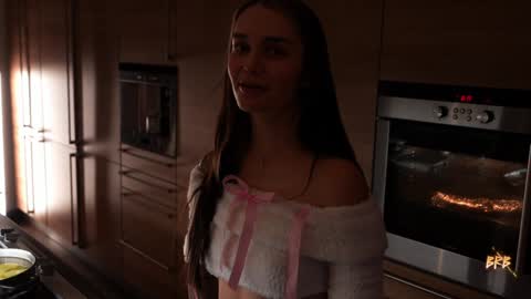 Snapshot of oooops__ chatting on 01/11/25, 07:16 Eva online show from 01/11/25, 07:16