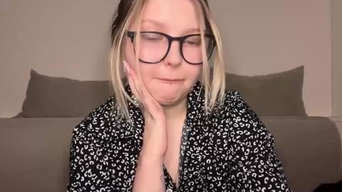 Snapshot of opheliaritz chatting on 03/05/26, 09:33 Ophelia online show from 03/05/26, 09:33