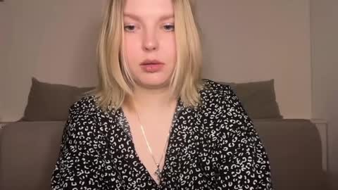 Snapshot of opheliaritz chatting on 04/06/26, 11:27 Ophelia online show from 04/06/26, 11:27