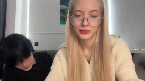 Bella and John online show from 11/09/25, 05:55