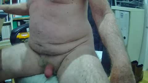 Snapshot of oren57 chatting on 01/01/25, 09:41 oren online show from 01/01/25, 09:41