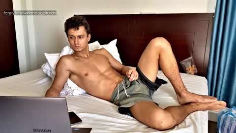 Snapshot of orlando__bloom chatting on 10/14/25, 01:06 Fansly and Instagram -  online show from 10/14/25, 01:06