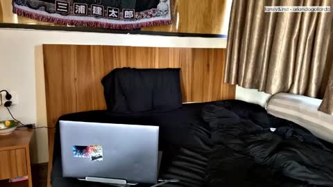 Snapshot of orlando__bloom chatting on 03/29/26, 05:51 Fansly and Instagram - online show from 03/29/26, 05:51