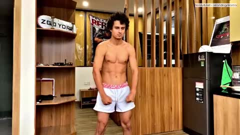 Snapshot of orlando__bloom chatting on 04/17/26, 10:18 Fansly and Instagram - online show from 04/17/26, 10:18