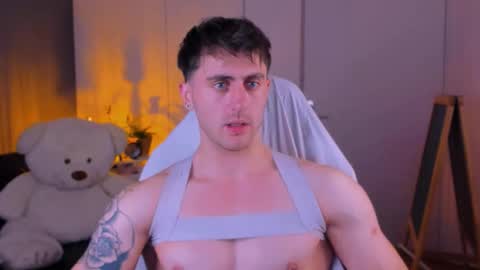 Snapshot of oscar_miller_ chatting on 11/13/25, 09:47 Oscar online show from 11/13/25, 09:47