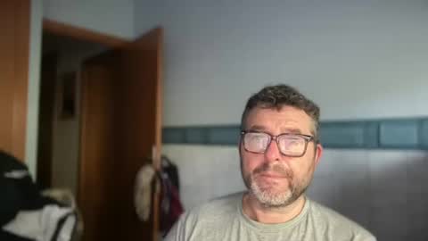 Snapshot of oscarbcncat chatting on 07/14/26, 01:17 oscarbcncat online show from 07/14/26, 01:17