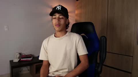 Snapshot of ostin_18hot chatting on 01/11/25, 01:06 ostin 18hot online show from 01/11/25, 01:06