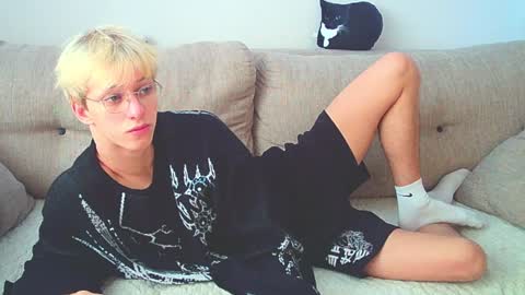 Snapshot of ostin_meoww chatting on 12/10/24, 08:30 Ostin online show from 12/10/24, 08:30