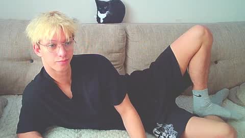 Snapshot of ostin_meoww chatting on 12/15/24, 08:19 Ostin online show from 12/15/24, 08:19