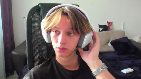 Snapshot of ostin_meoww chatting on 09/27/25, 11:04 Ostin online show from 09/27/25, 11:04