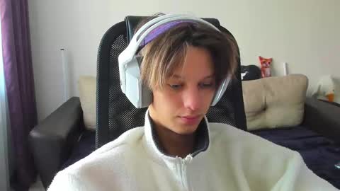 Snapshot of ostin_meoww chatting on 10/03/25, 08:22 Ostin online show from 10/03/25, 08:22