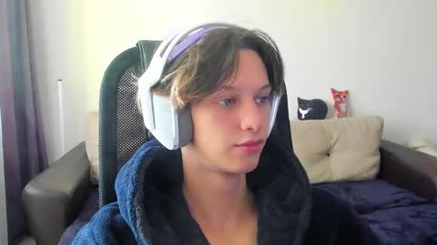 Snapshot of ostin_meoww chatting on 10/17/25, 09:12 Ostin online show from 10/17/25, 09:12