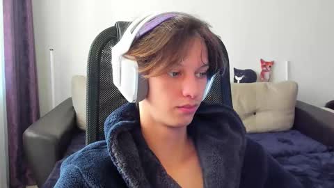 Snapshot of ostin_meoww chatting on 10/21/25, 10:16 Ostin online show from 10/21/25, 10:16