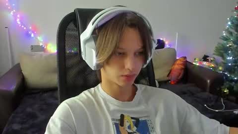 Snapshot of ostin_meoww chatting on 12/02/25, 08:30 Ostin online show from 12/02/25, 08:30