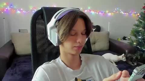 Snapshot of ostin_meoww chatting on 12/14/25, 07:47 Ostin online show from 12/14/25, 07:47