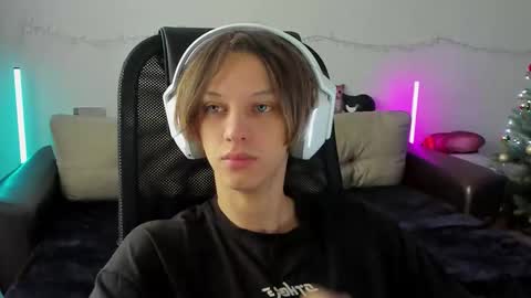 Snapshot of ostin_meoww chatting on 12/17/25, 06:30 Ostin online show from 12/17/25, 06:30