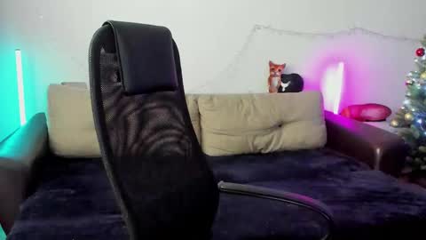 Snapshot of ostin_meoww chatting on 12/19/25, 05:14 Ostin online show from 12/19/25, 05:14