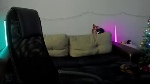 Snapshot of ostin_meoww chatting on 12/22/25, 05:26 Ostin online show from 12/22/25, 05:26