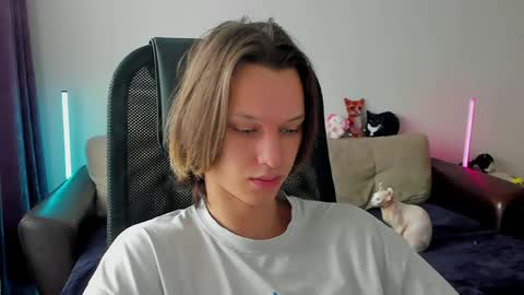 Snapshot of ostin_meoww chatting on 04/10/26, 09:47 Ostin online show from 04/10/26, 09:47