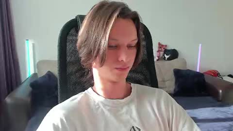 Snapshot of ostin_meoww chatting on 07/04/26, 12:33 Ostin online show from 07/04/26, 12:33