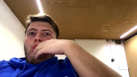 Snapshot of outflayd chatting on 11/17/25, 10:37 outflayd online show from 11/17/25, 10:37