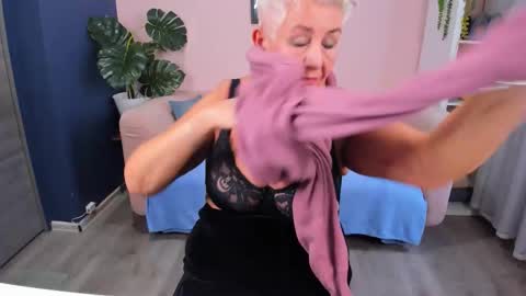 Snapshot of over50games chatting on 11/08/25, 09:31 Alla online show from 11/08/25, 09:31