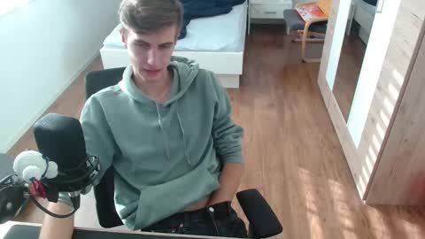 Snapshot of overkneebabe chatting on 11/15/25, 12:34 OverkneeBabe online show from 11/15/25, 12:34