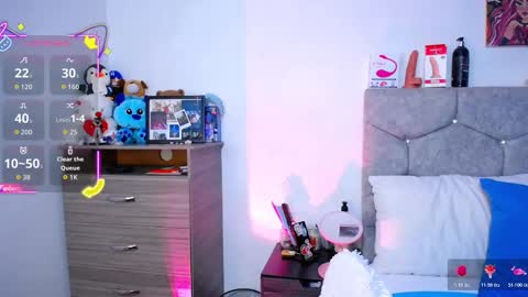 Owen  Independent model  online show from 11/13/25, 06:45