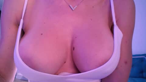 Snapshot of oxxxy__ chatting on 11/15/25, 04:21 OXY online show from 11/15/25, 04:21