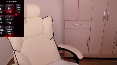 Snapshot of p_o_l_e_t_t chatting on 03/10/25, 07:07 Jane online show from 03/10/25, 07:07